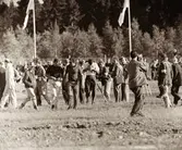 Omtumlad efter vurpan på Gelleråsen, Karlskoga. 1958-08-10