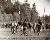 Fotograferna flockas runt Bonnier. Gelleråsen, Karlskoga. 1958-08-10