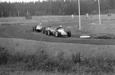 Trångt i kurvan. Gelleråsen, Karlskoga. 1960-08-07