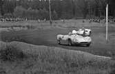 Bonnier skuggar Stirling Moss. Gelleråsen, Karlskoga. 1960-08-07