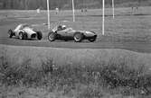 Två Formula juniorbilar på Gelleråsen, Karlskoga. 1960-08-07