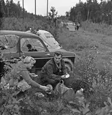 Matlagning i dikeskanten vid Gelleråsen, Karlskoga. 1960-08-07