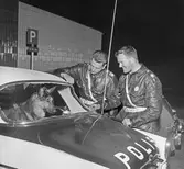 Polishund i sönderslagen polisbil. Gelleråsen, Karlskoga. 1960-08-07
