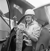 Handarbete i hjälm. Gelleråsen, Karlskoga. 1960-08-07