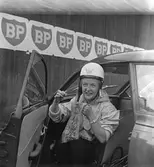 Handarbete och racing hör ihop. Gelleråsen, Karlskoga. 1960-08-07