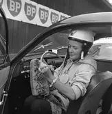 Handarbete och racing hör ihop. Gelleråsen, Karlskoga. 1960-08-07