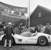 Casner och Bonnier tallas vid. Gelleråsen, Karlskoga. 1960-08-07