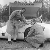 Bonnier och Good Year-tekniker. Gelleråsen, Karlskoga. 1960-08-07