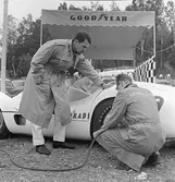 Bonnier och Good Year-tekniker. Gelleråsen, Karlskoga. 1960-08-07