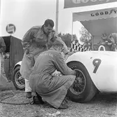 Lufttrycket kollas. Gelleråsen, Karlskoga. 1960-08-07