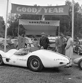 Diskussion med däcksrepresentant. Gelleråsen, Karlskoga. 1960-08-07