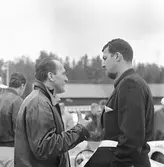 Förare i samspråk på Gelleråsen, Karlskoga. 1960-08-07