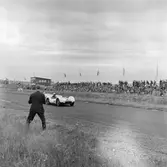 Bonnier och Moss kör i kapp. Gelleråsen, Karlskoga. 1960-08-07