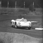 Norinder i sin Porsche. Gelleråsen, Karlskoga. 1960-08-07