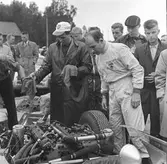 Oljiga trasor. Gelleråsen, Karlskoga. 1960-08-07