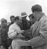 Diskussion över ett fotografi. Gelleråsen, Karlskoga. 1960-08-07