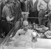 Justering av backspegel. Gelleråsen, Karlskoga. 1960-08-07