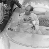 Moss gestikulerar. Gelleråsen, Karlskoga. 1960-08-07