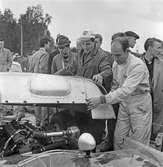Motorkåpan monteras (på eller av). Gelleråsen, Karlskoga. 1960-08-07