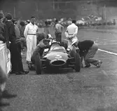 Justering på Whiteheads Lola. Gelleråsen, Karlskoga. 1960-08-07