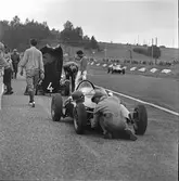 Lola med motorproblem. Gelleråsen, Karlskoga. 1960-08-06