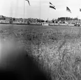 Vy över bana och läktare. Gelleråsen, Karlskoga. 1960-08-07