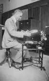 Arbete med räknemaskin på Marks skofabriks kontor, ca 1915