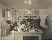 Reseförsäljare packar skor på Marks skofabrik, 1915