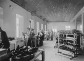 Interiör från Goodyear welt avdelningen, ca 1900