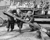 Barn vid Slussen, 1950-tal