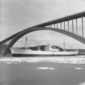 Fartyget Stegeholm vid Sandöbron

