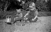 Lekande pojke, 1940-tal