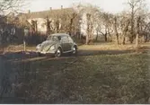 Fotografens VW (Bubbla) står parkerad framför huvudbyggnaden, 