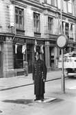 Poliskonstapel mitt i gatan, 1937-09-08