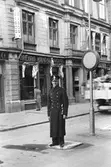 Poliskonstapel mitt i gatan, 1937-09-08