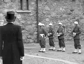 I väntan på kungabesök, 1953