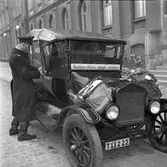 Chaufför vid bil, 1951-04-01