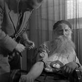 Stålfarfar undersöks av läkare, 1951-07-05