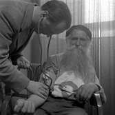 Stålfarfar undersöks av läkare, 1951-07-05
