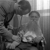 Stålfarfar undersöks av läkare, 1951-07-05