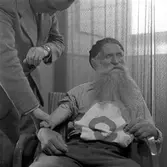 Stålfarfar undersöks av läkare, 1951-07-05