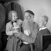 Stålfarfar tillsammans med barn, 1951-07-05