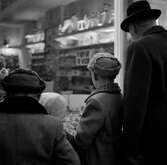 Människor vid Sahlstens slöjdaffärr, 1955-12-04