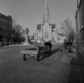 Gatusopare på Stortorget, 1957-03-04