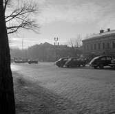 Bilparkering på Stortorget, 1957-03-04