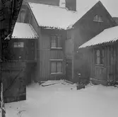 Snötäckt bakgård på Skomakaregården, 1958-03-12