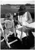 Mormor lagar kläder på Hagalundslyckan vid Gamla Vägen, 1933 ca