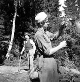 Pojke studerar växt, 1950