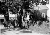 Tre generationer utanför morföräldrarnas hus, Gamla Vägen, 1938 ca