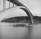 Fartyget Quo Vadis vid Sandöbron

